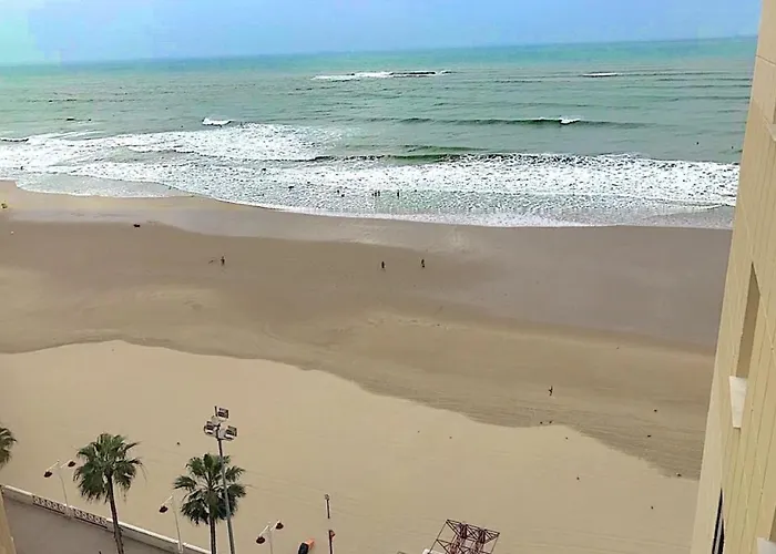 Romantica Vista Al Paseo Maritimo De Cadiz