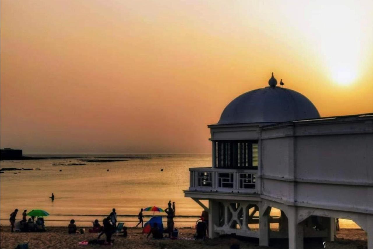 Romantica Vista Al Paseo Maritimo De Cádiz